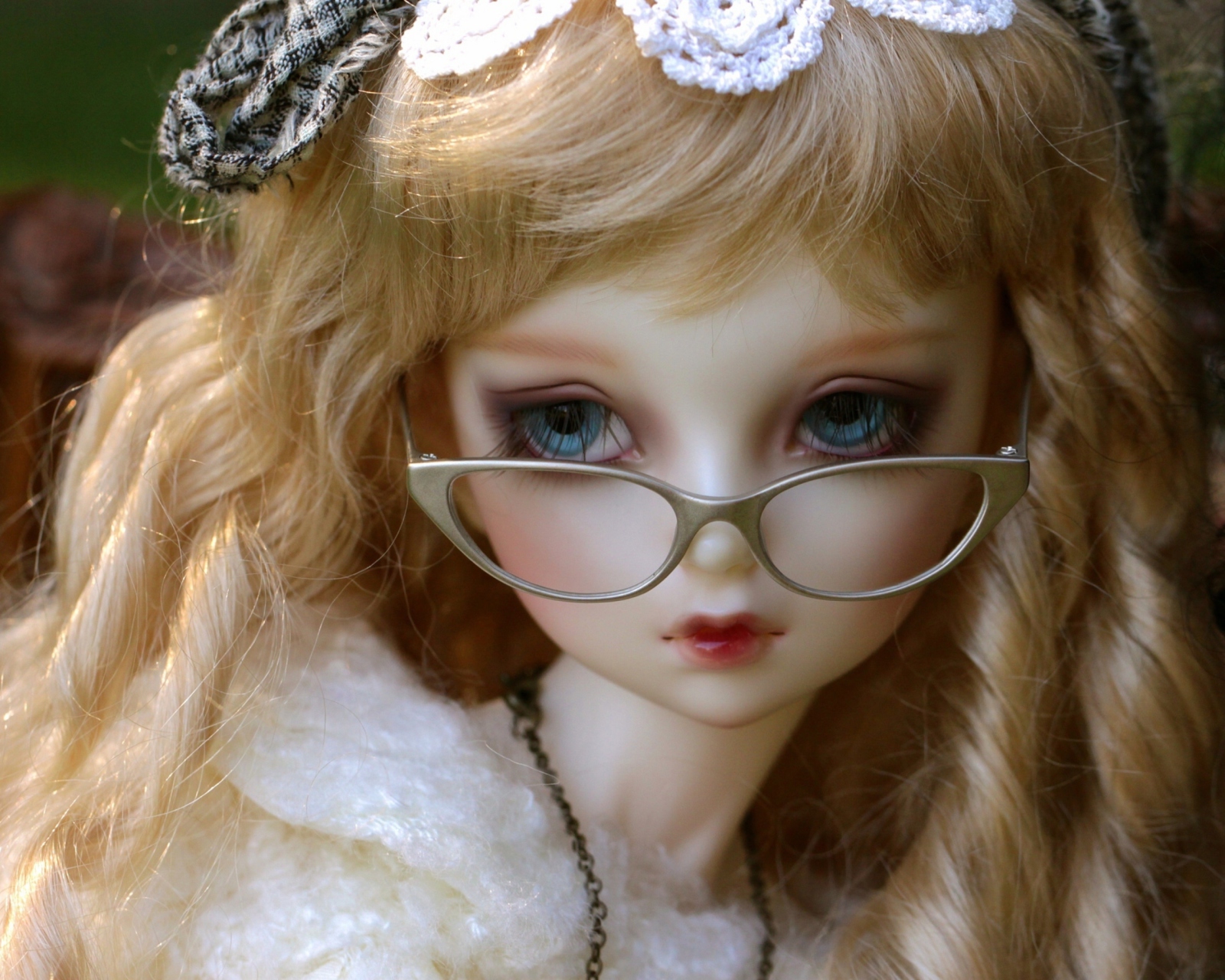 Screenshot №1 pro téma Doll In Glasses 1600x1280