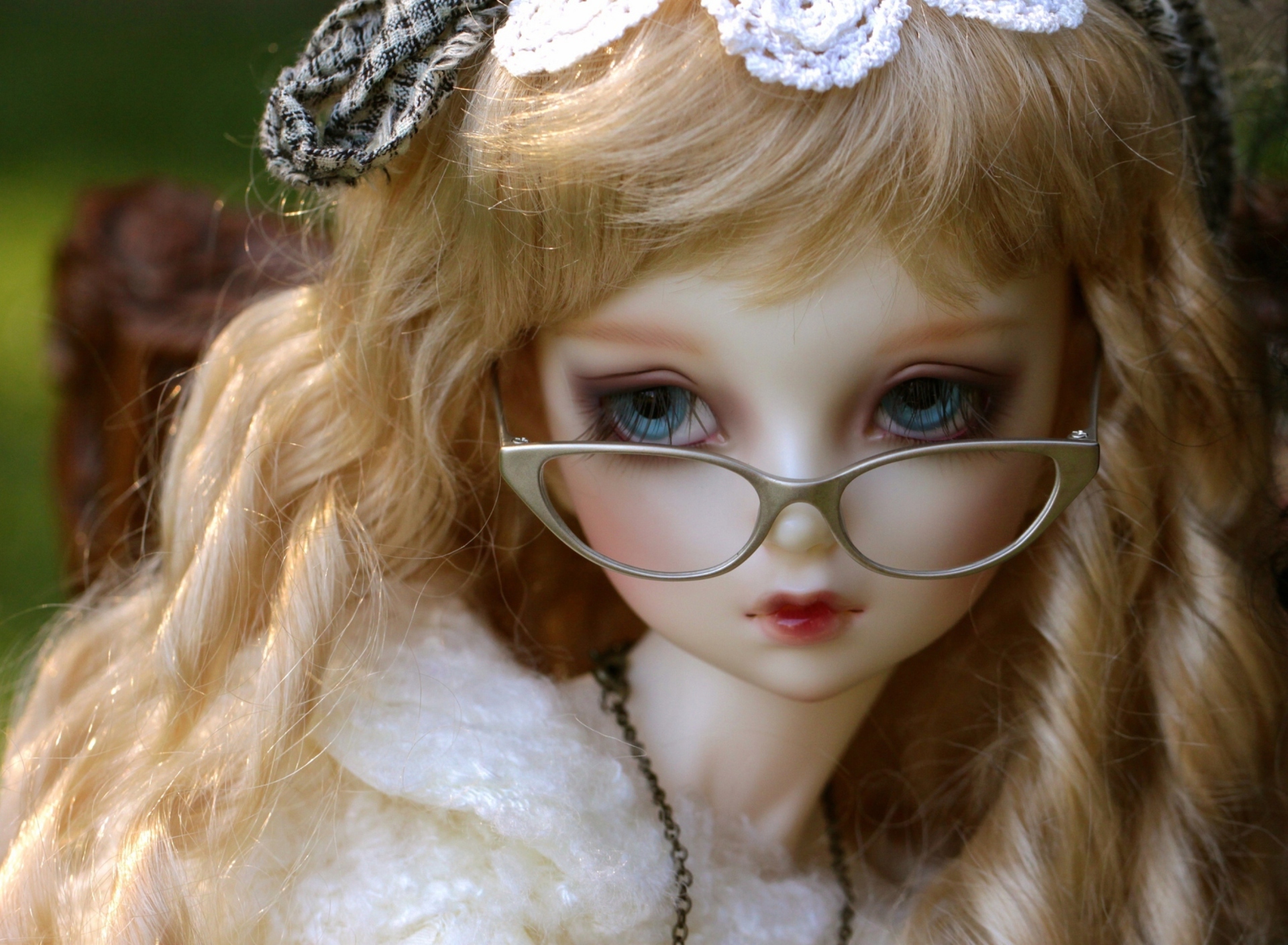 Обои Doll In Glasses 1920x1408
