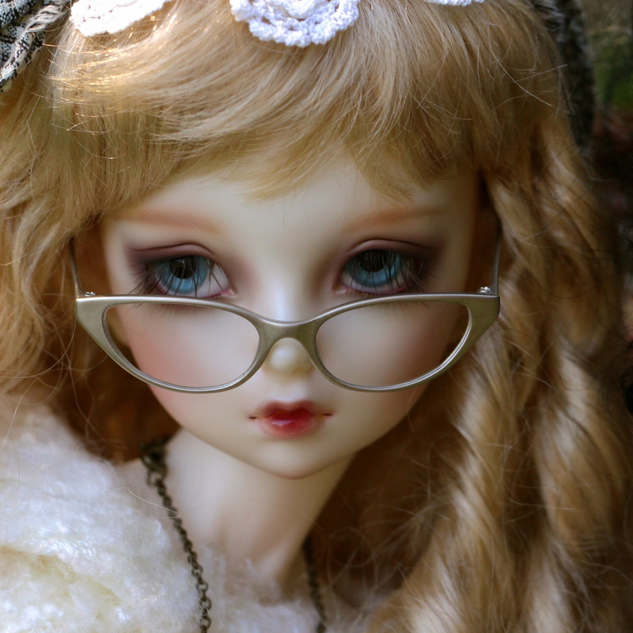 Screenshot №1 pro téma Doll In Glasses 2048x2048