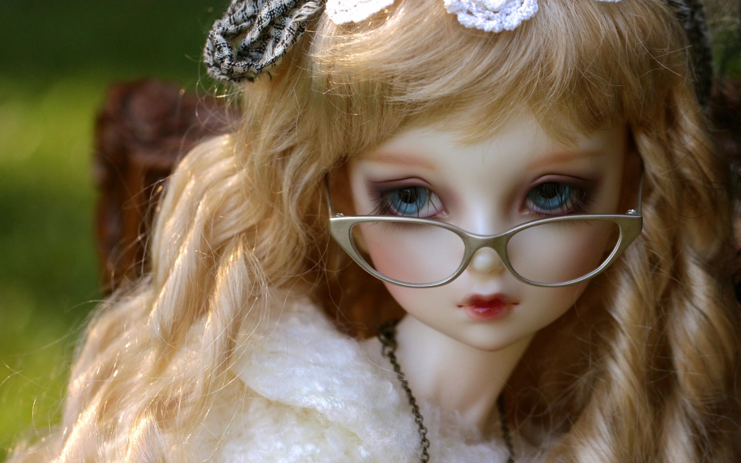 Fondo de pantalla Doll In Glasses 2560x1600