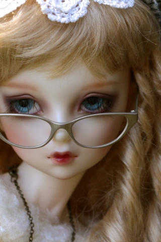 Das Doll In Glasses Wallpaper 320x480