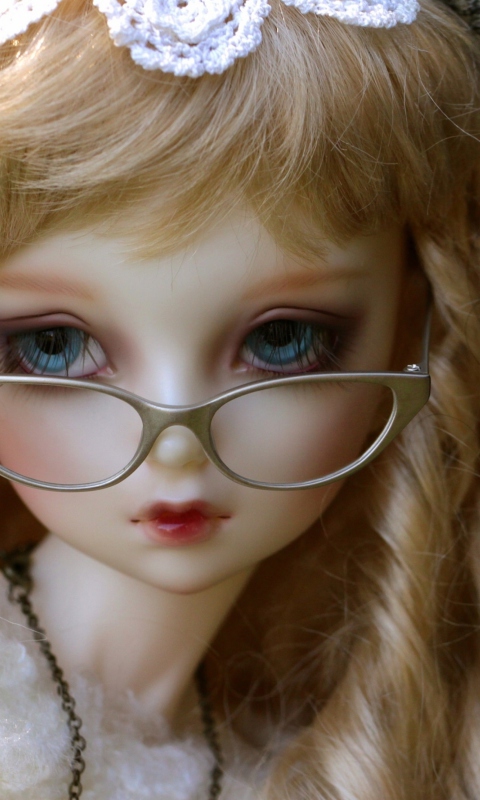 Das Doll In Glasses Wallpaper 480x800