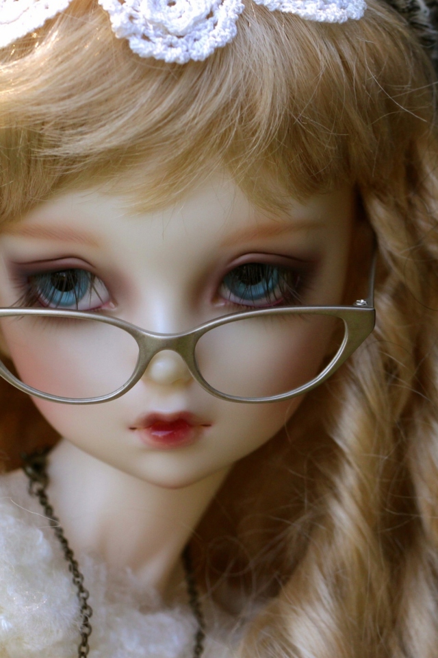 Screenshot №1 pro téma Doll In Glasses 640x960