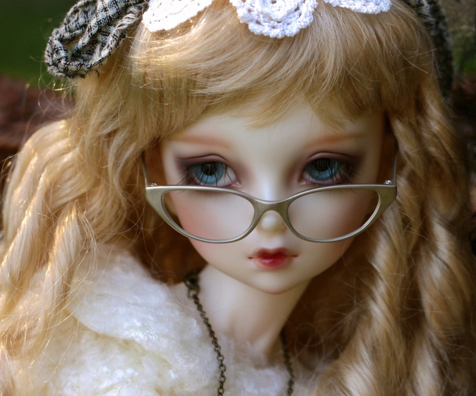 Das Doll In Glasses Wallpaper 960x800
