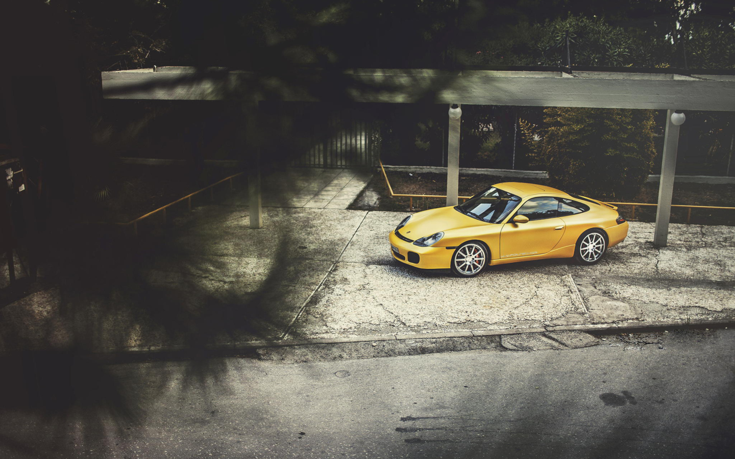 Fondo de pantalla Yellow Porsche Carrera 1440x900