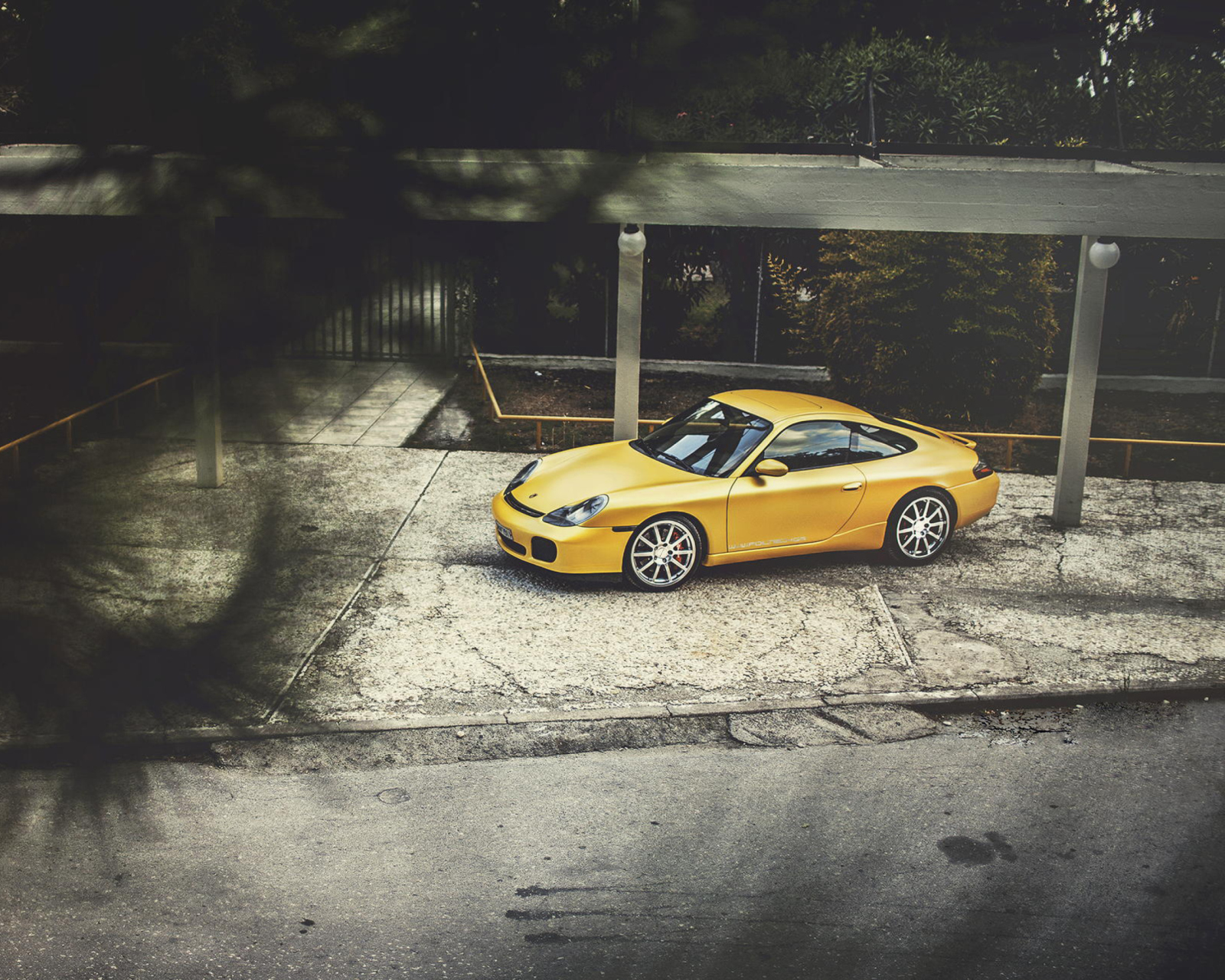 Обои Yellow Porsche Carrera 1600x1280