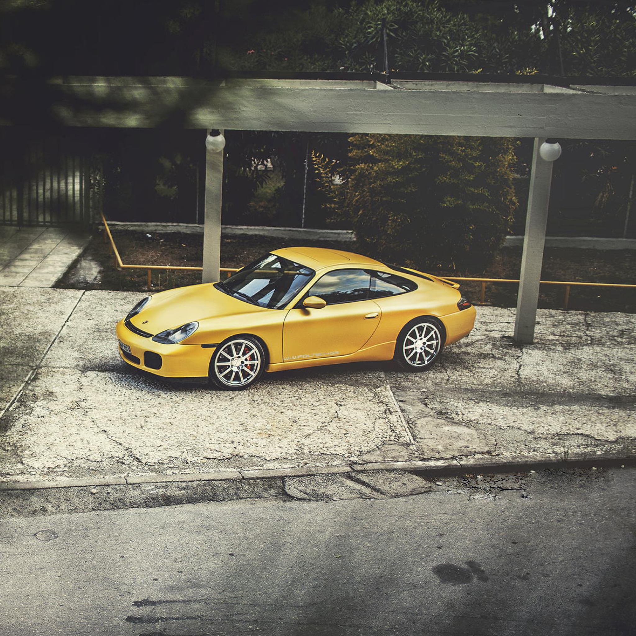 Das Yellow Porsche Carrera Wallpaper 2048x2048