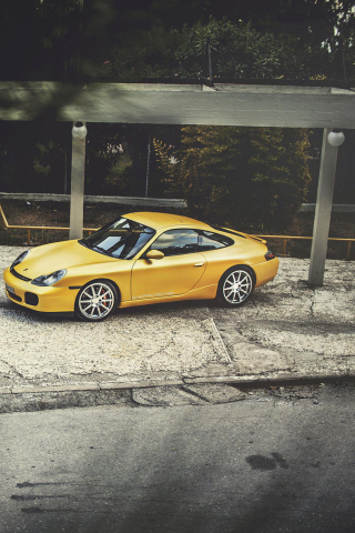 Das Yellow Porsche Carrera Wallpaper 320x480