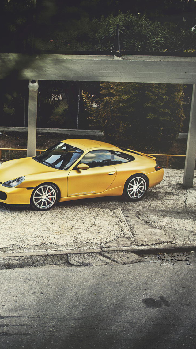 Fondo de pantalla Yellow Porsche Carrera 640x1136