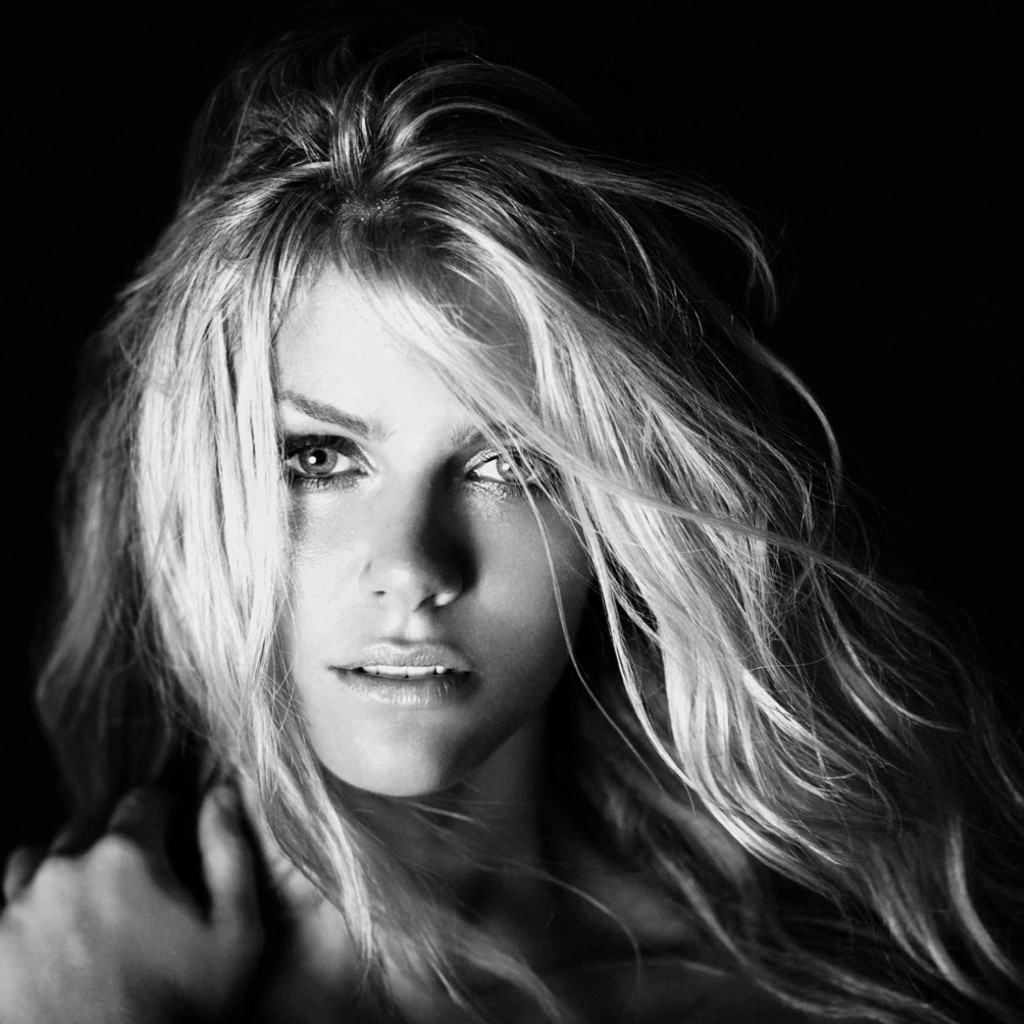 Sfondi Brooklyn Decker Monochrome Portrait 1024x1024