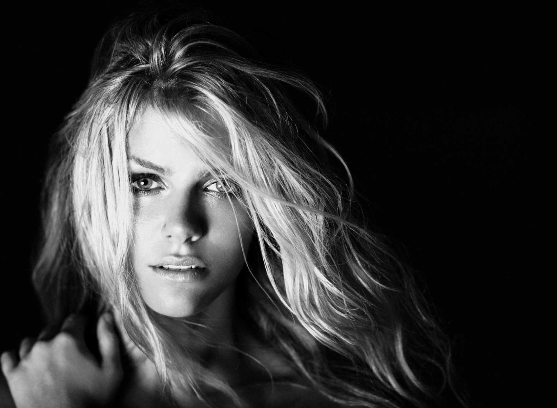 Sfondi Brooklyn Decker Monochrome Portrait 1920x1408