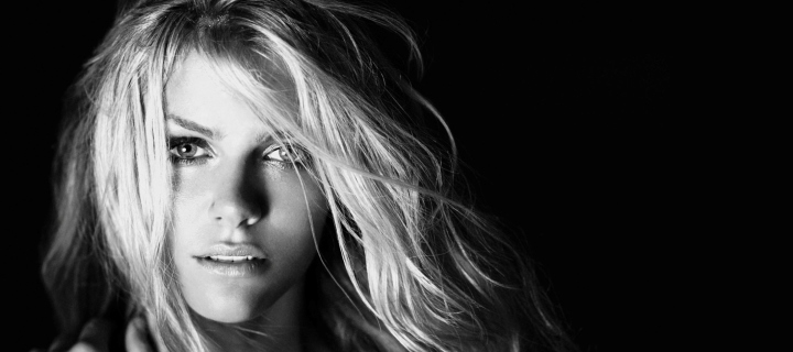 Brooklyn Decker Monochrome Portrait screenshot #1 720x320