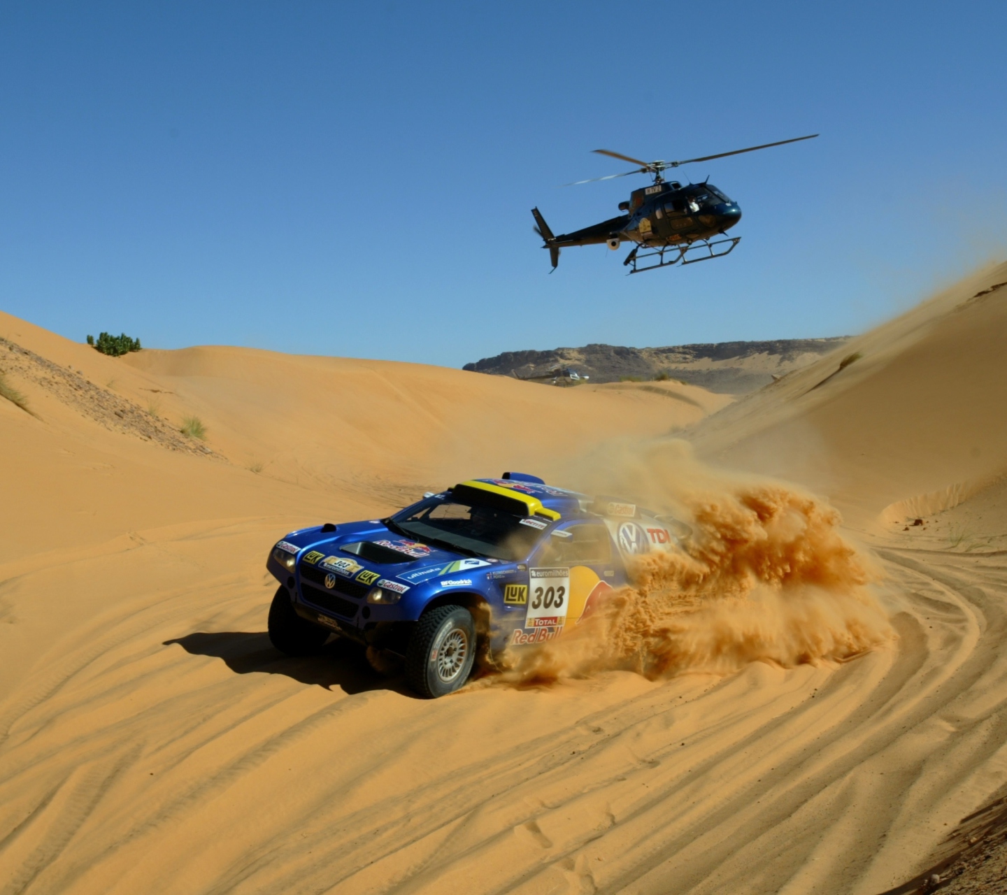 Das Volkswagen Touareg Dakar Rally Helicopter Race Wallpaper 1440x1280