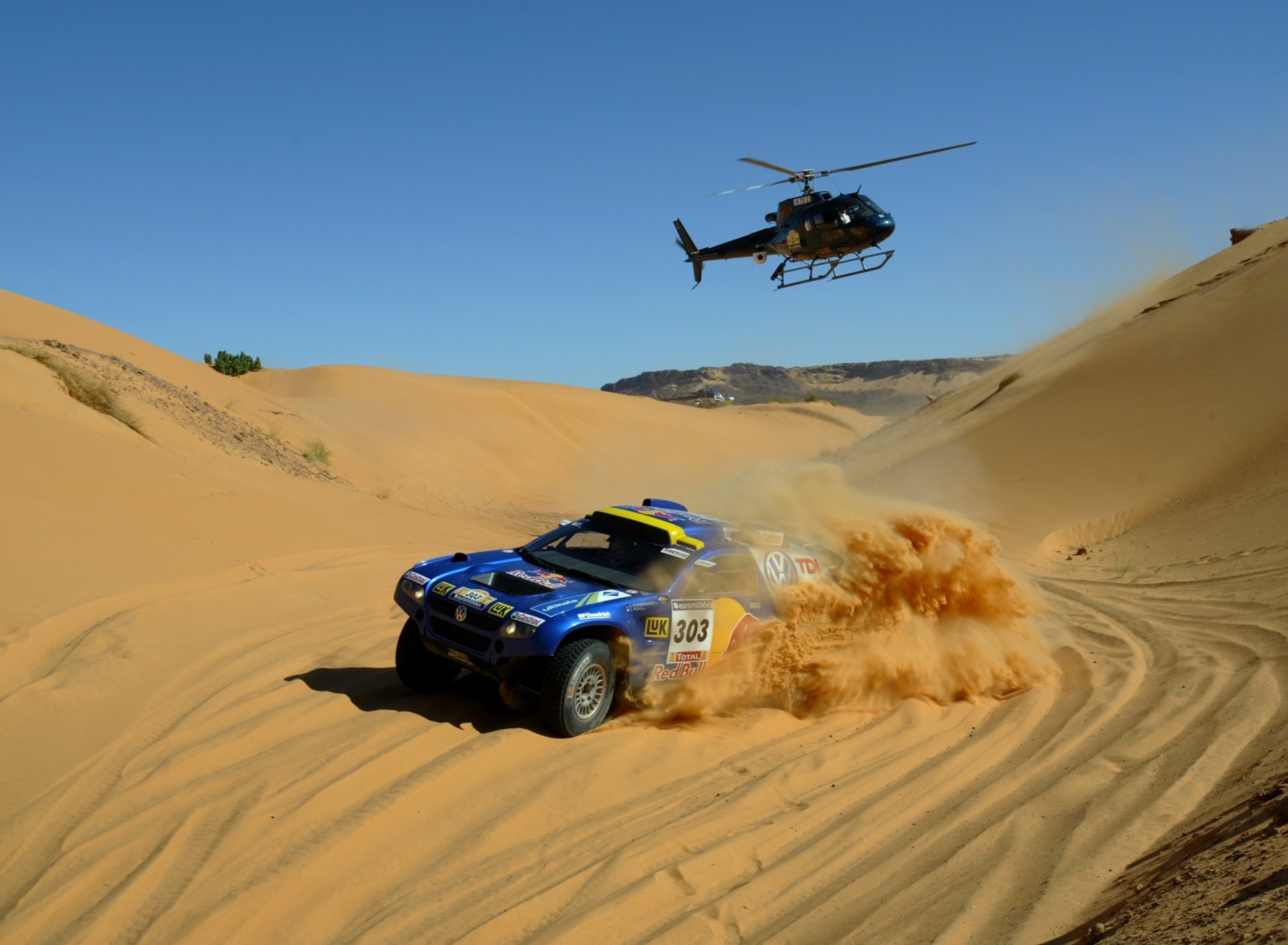 Fondo de pantalla Volkswagen Touareg Dakar Rally Helicopter Race 1920x1408