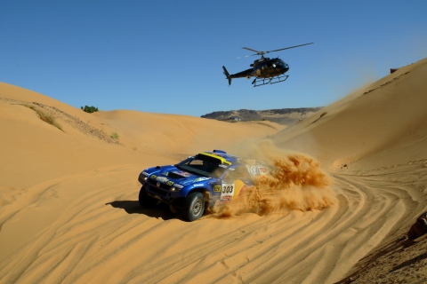 Das Volkswagen Touareg Dakar Rally Helicopter Race Wallpaper 480x320