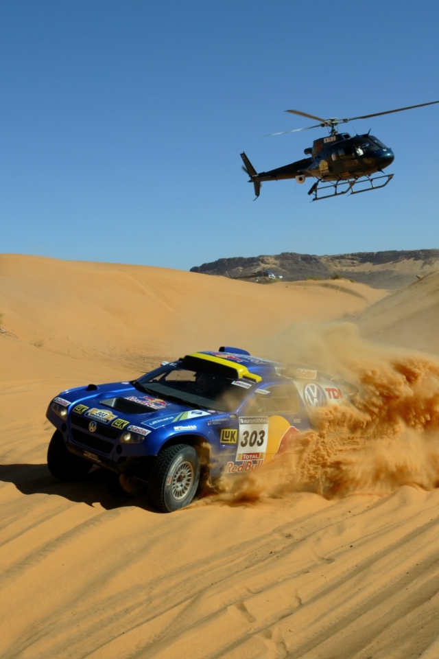 Screenshot №1 pro téma Volkswagen Touareg Dakar Rally Helicopter Race 640x960