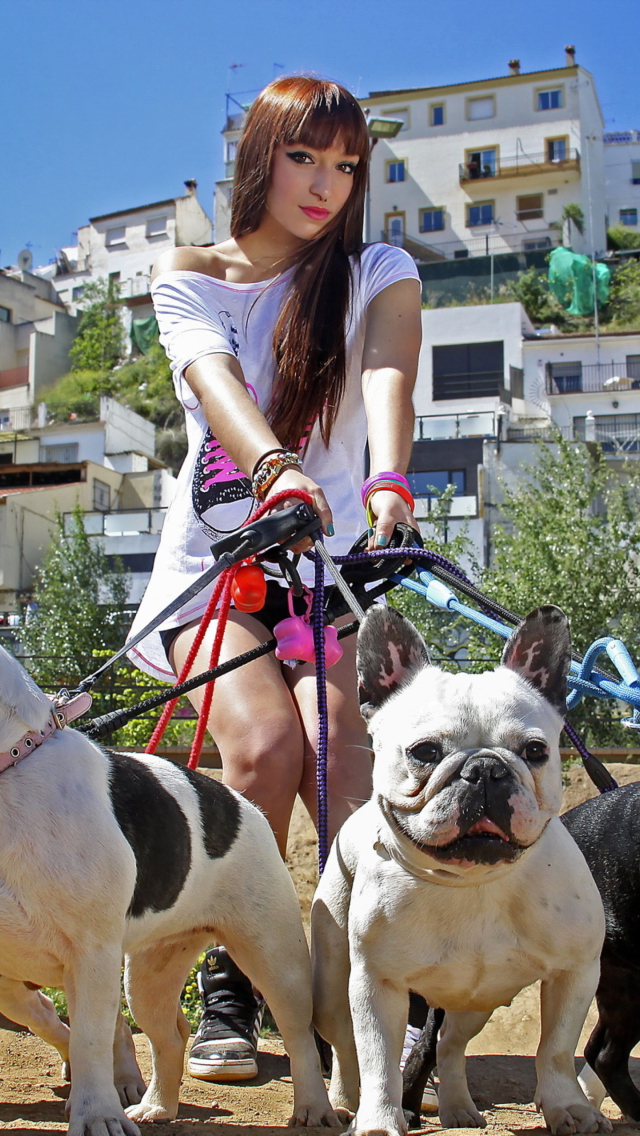 Fondo de pantalla Girl Walking With Bulldogs 640x1136