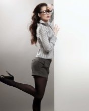 Screenshot №1 pro téma Beautiful secretary girl in office clothes 176x220