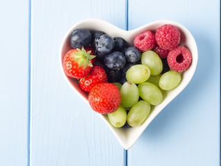 Das Love Fruit And Berries Wallpaper 320x240