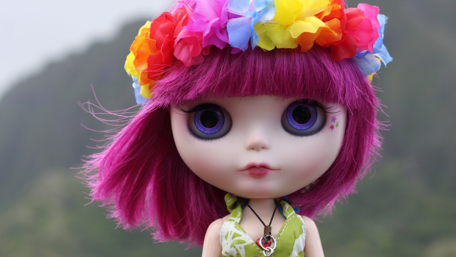 Обои Doll With Pink Hair And Blue Eyes 1600x900