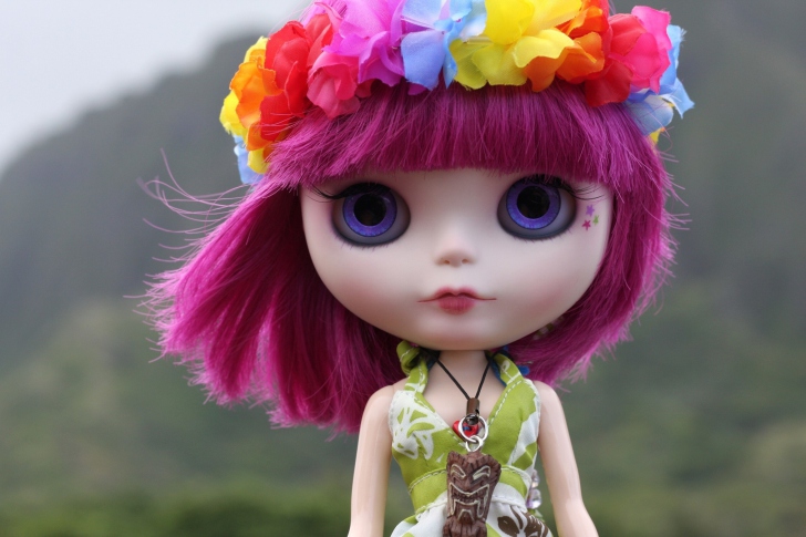 Fondo de pantalla Doll With Pink Hair And Blue Eyes