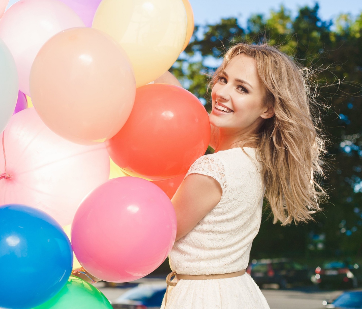 Das Smiling Girl With Balloons Wallpaper 1200x1024