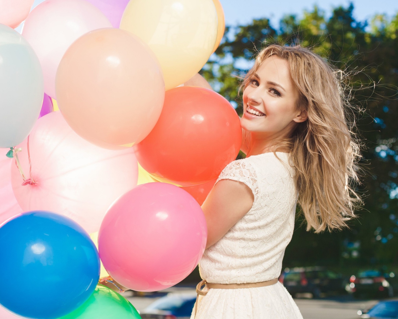 Das Smiling Girl With Balloons Wallpaper 1280x1024