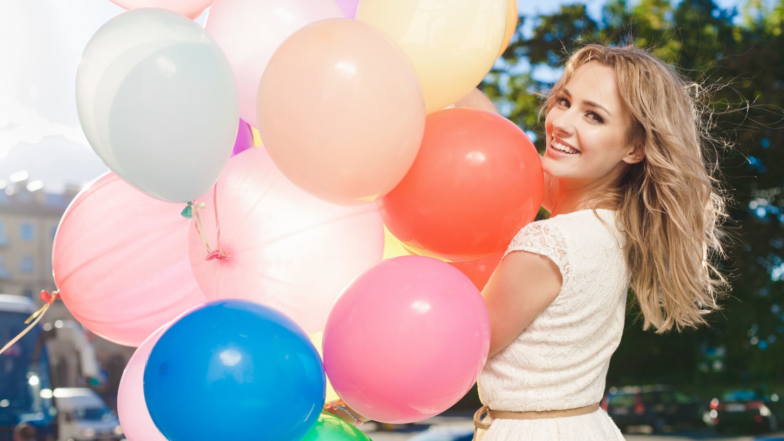 Fondo de pantalla Smiling Girl With Balloons 1600x900