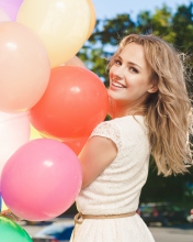 Das Smiling Girl With Balloons Wallpaper 176x220