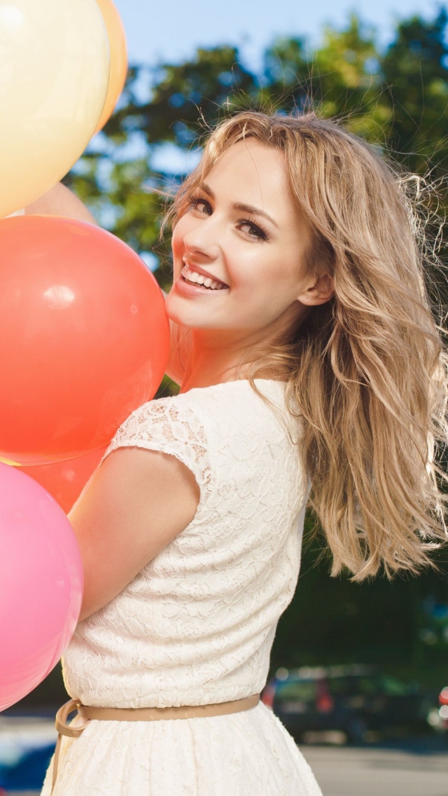 Das Smiling Girl With Balloons Wallpaper 640x1136