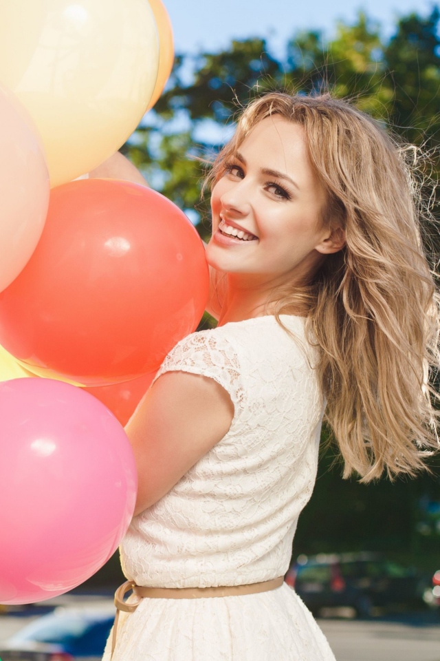 Das Smiling Girl With Balloons Wallpaper 640x960