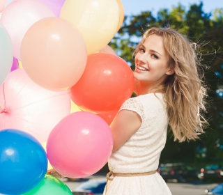 Smiling Girl With Balloons - Obrázkek zdarma pro 1024x1024