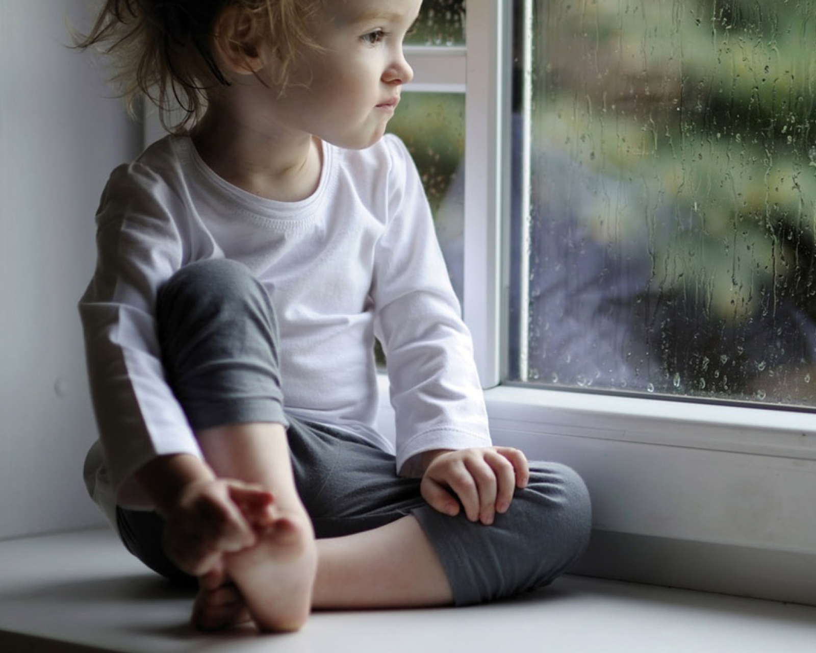 Boy Watching The Rain screenshot #1 1600x1280