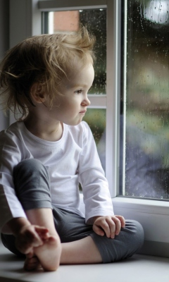 Das Boy Watching The Rain Wallpaper 240x400