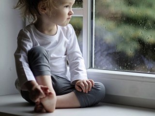 Das Boy Watching The Rain Wallpaper 320x240