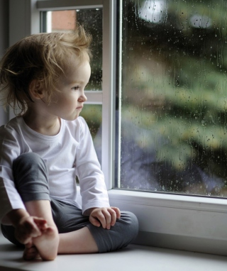 Boy Watching The Rain papel de parede para celular para HTC Titan