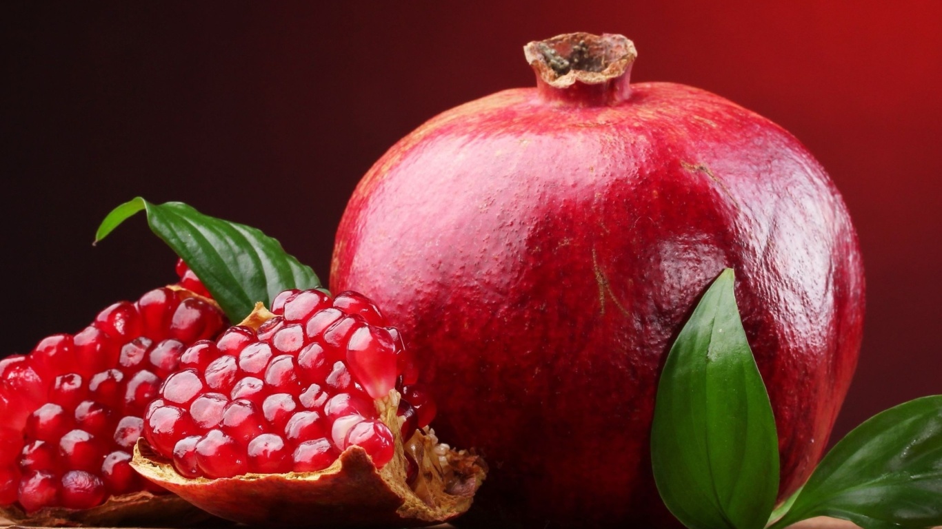 Das Ripe fruit pomegranate Wallpaper 1366x768