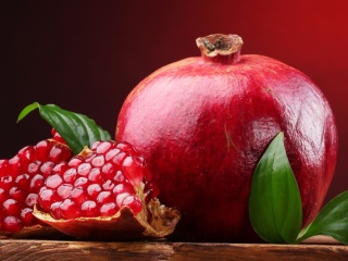 Das Ripe fruit pomegranate Wallpaper 320x240